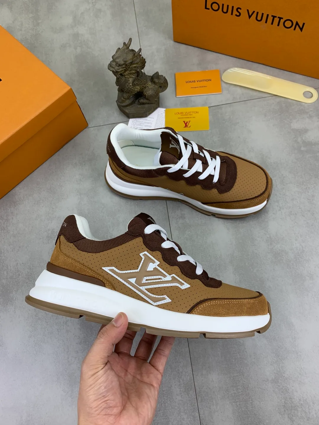 Men's men's shoes💰P440💰[New model]🆘[Louis Vuitton] LV official website latest model🎁casual and fashionable men's shoes👟hot style💥simple and elegant style, exclusive for trendy men. Unique official website latest brand elements👑original decoration, fashionable and generous, the fabric is made of original calfskin➕comfortable and breathable mesh lining➕pig skin lining ✅The official website specifies wear-resistant casual outsole, the classic model is taken in real life🎬Color: 3️⃣colors available😍Number of codes: 38-44 (45 46 customized)